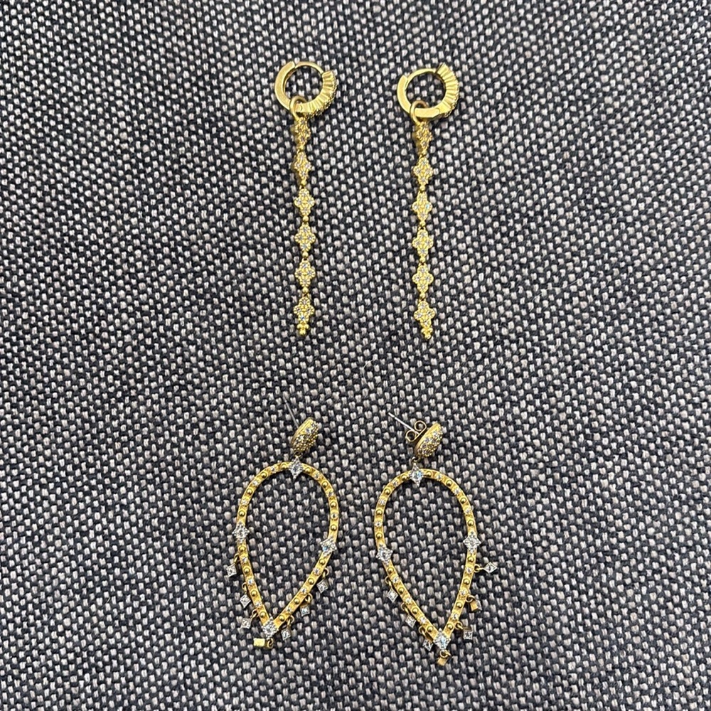 Two pairs gold tone earrings